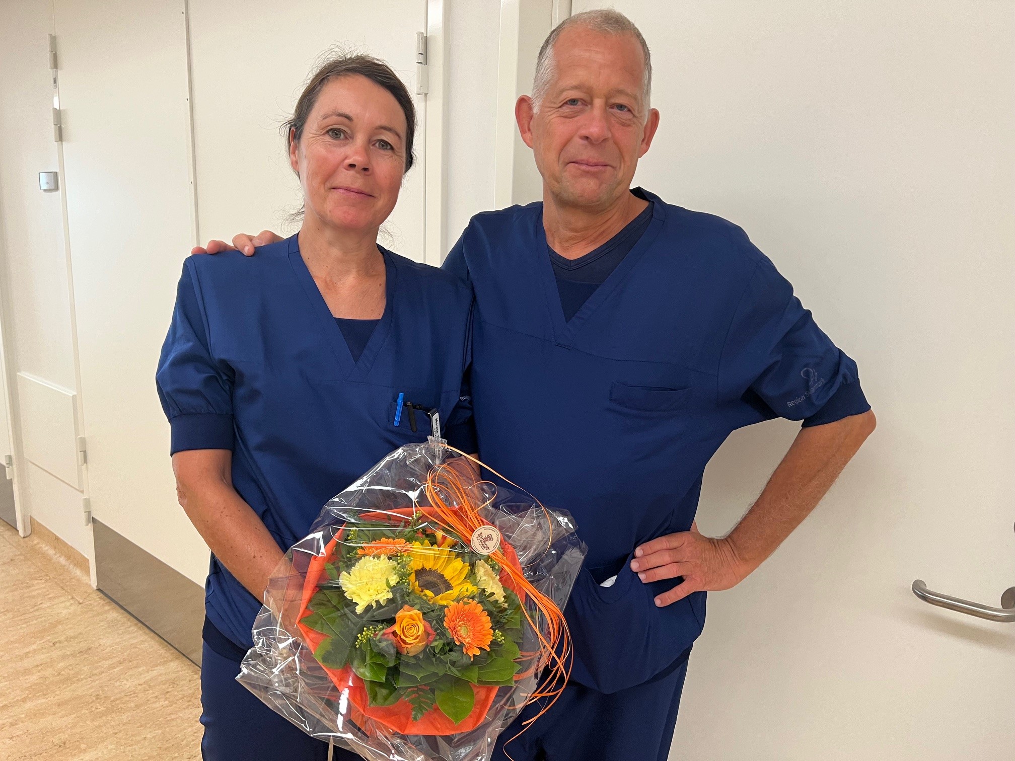 Merete og Michael er klar med blomster til patienterne 