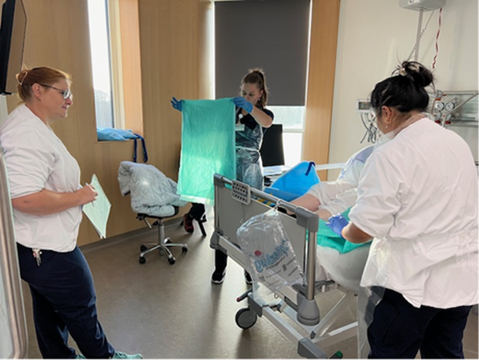 Simulationstræning blander faggrupperne. Her deltage både elever og studerende fra Kirurgisk Afdeling i Aabenraa. Simulationstræningen har denne dag fokus på håndtering af den bariatriske patient.