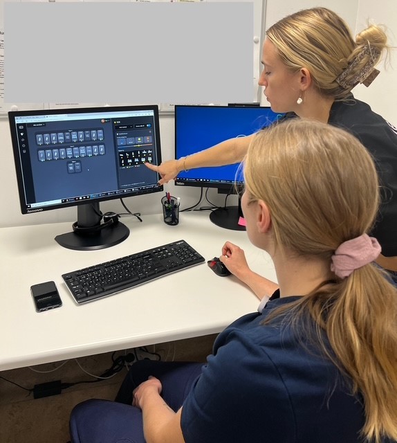 Personalet kan følge patienternes bevægelser på en computerskærm. Patienterne ses som små, anonymiserede piktogrammer – en slags tændstikfigurer. 