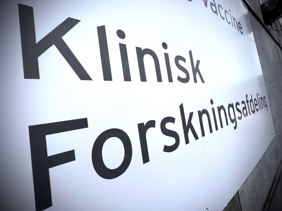 Skilt med teksten Klinisk Forskning ved indgang til forskningsenheden på sygehuset