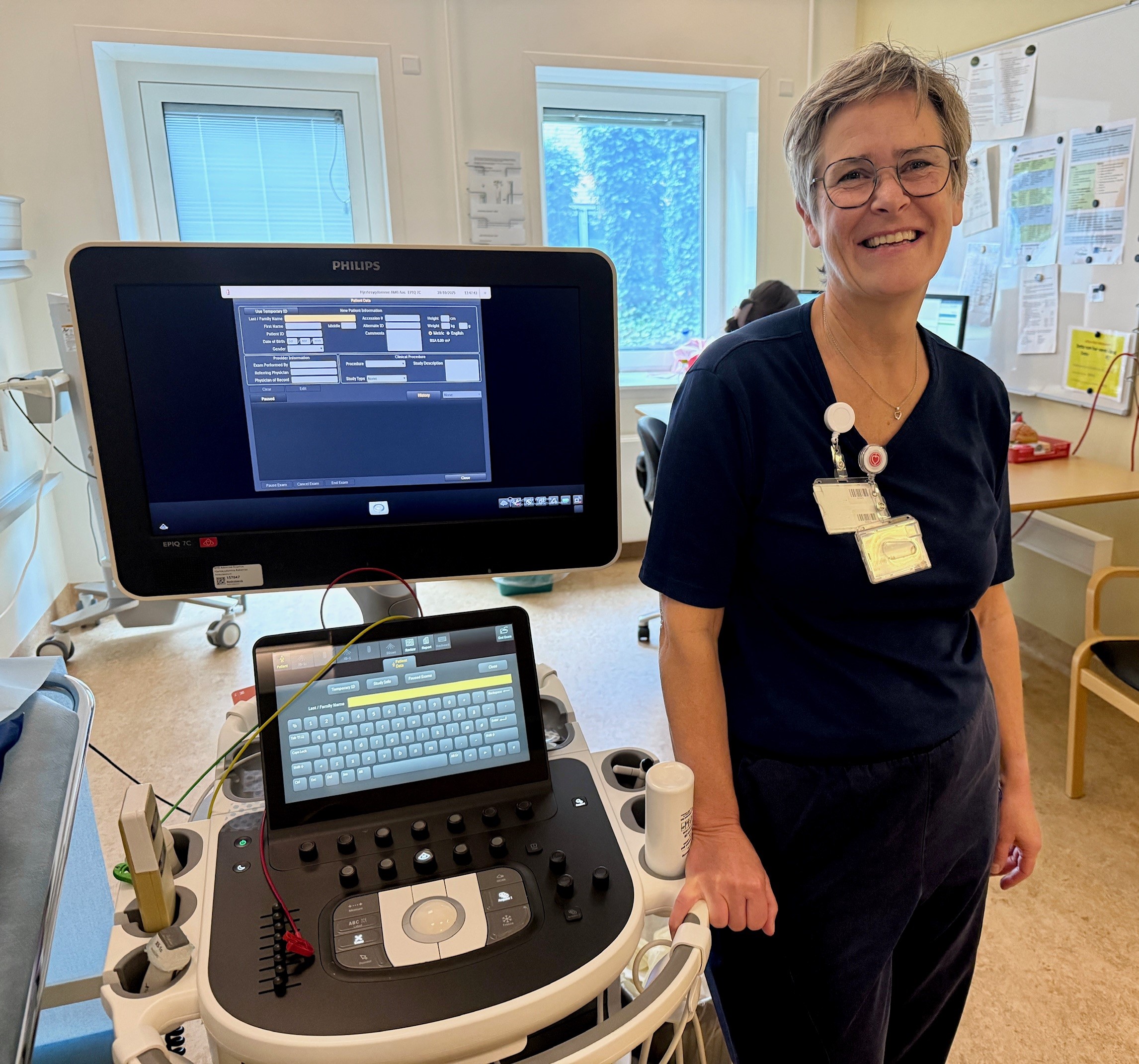Maria Hostrup foran maskinen, som bruges til at lave ekkokardiografier 