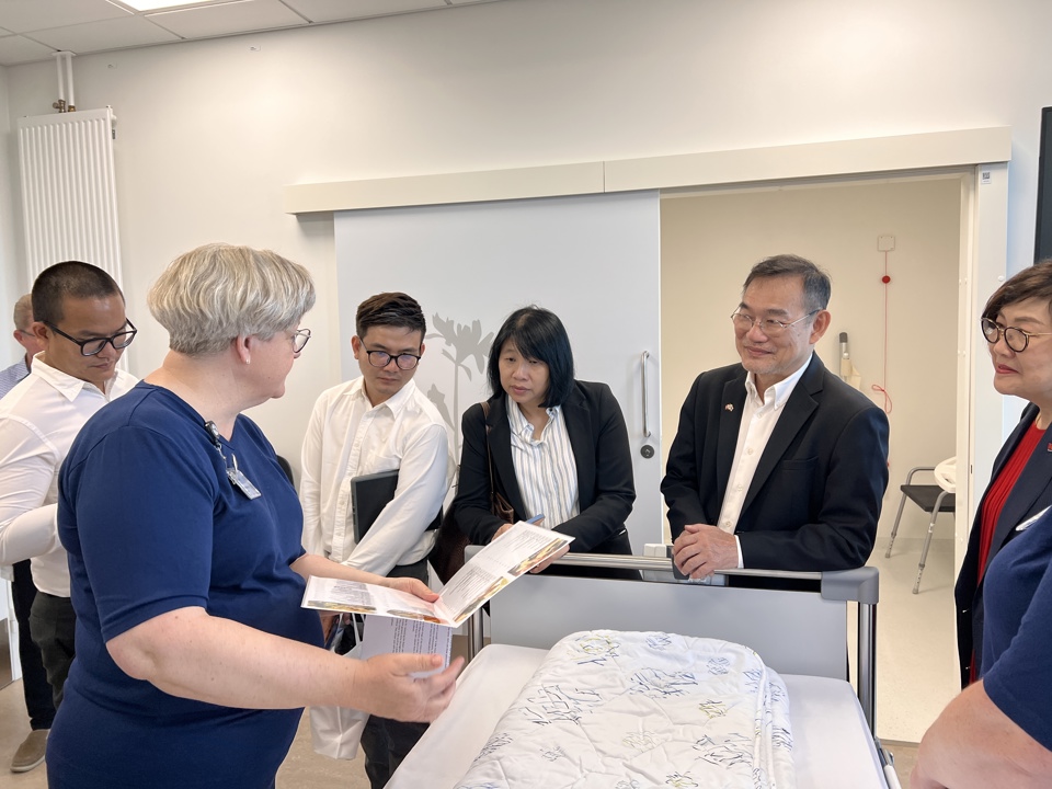 Delegationen får fremvist menukortet