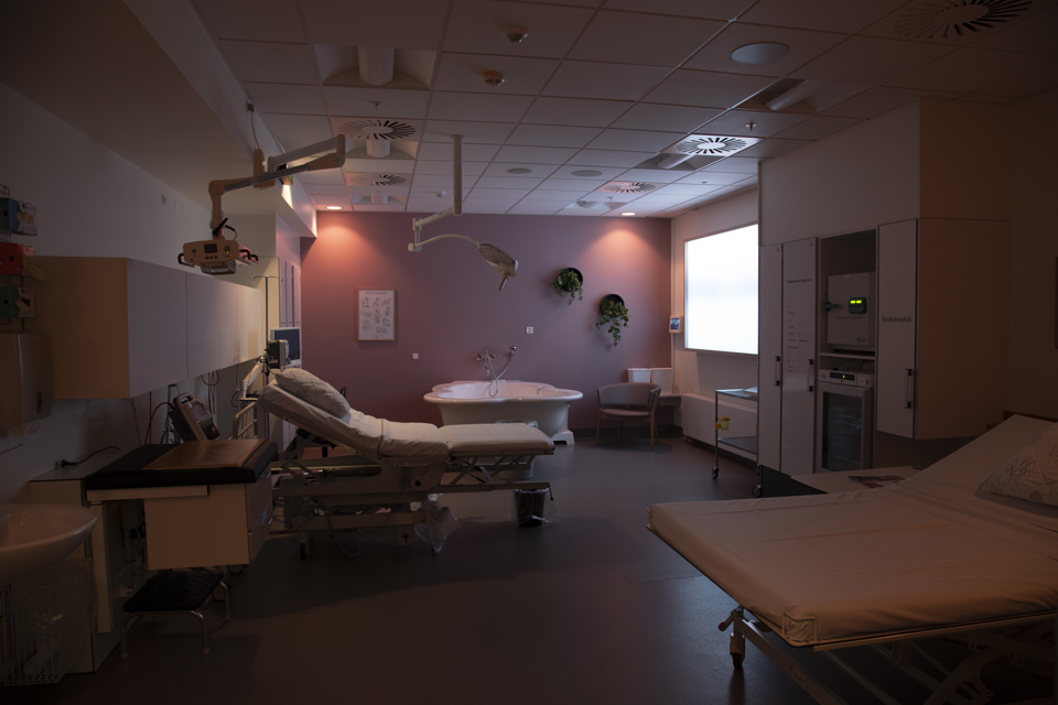 Sådan ser der ud på fødestuen. Den er udstyret med en sanseskærm med tilhørende lyd og lys.