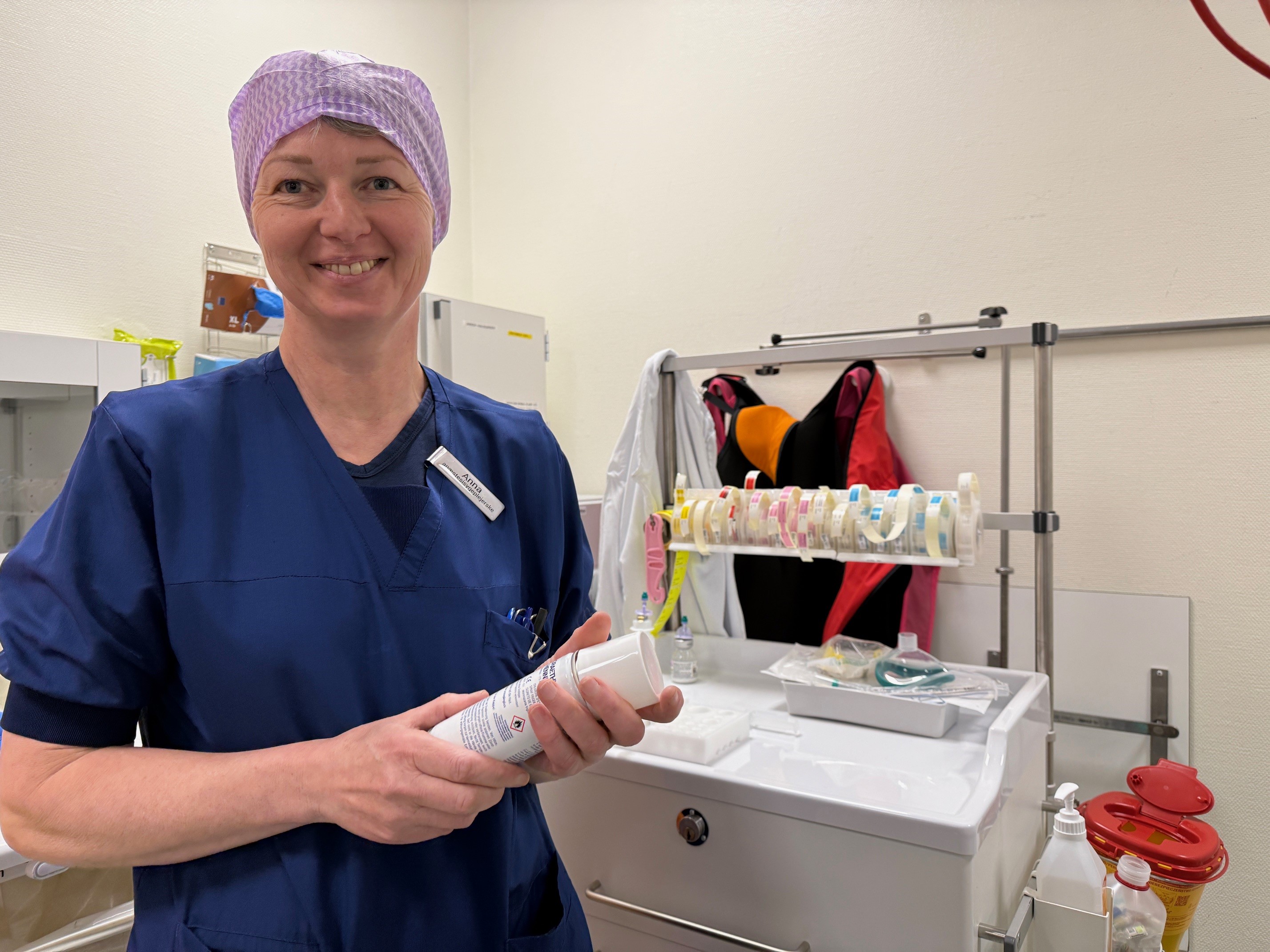 Anæstesisygeplejerske Anna Martensen med kuldesprayen, som sprøjtes på huden, lige før droppet bliver lagt.