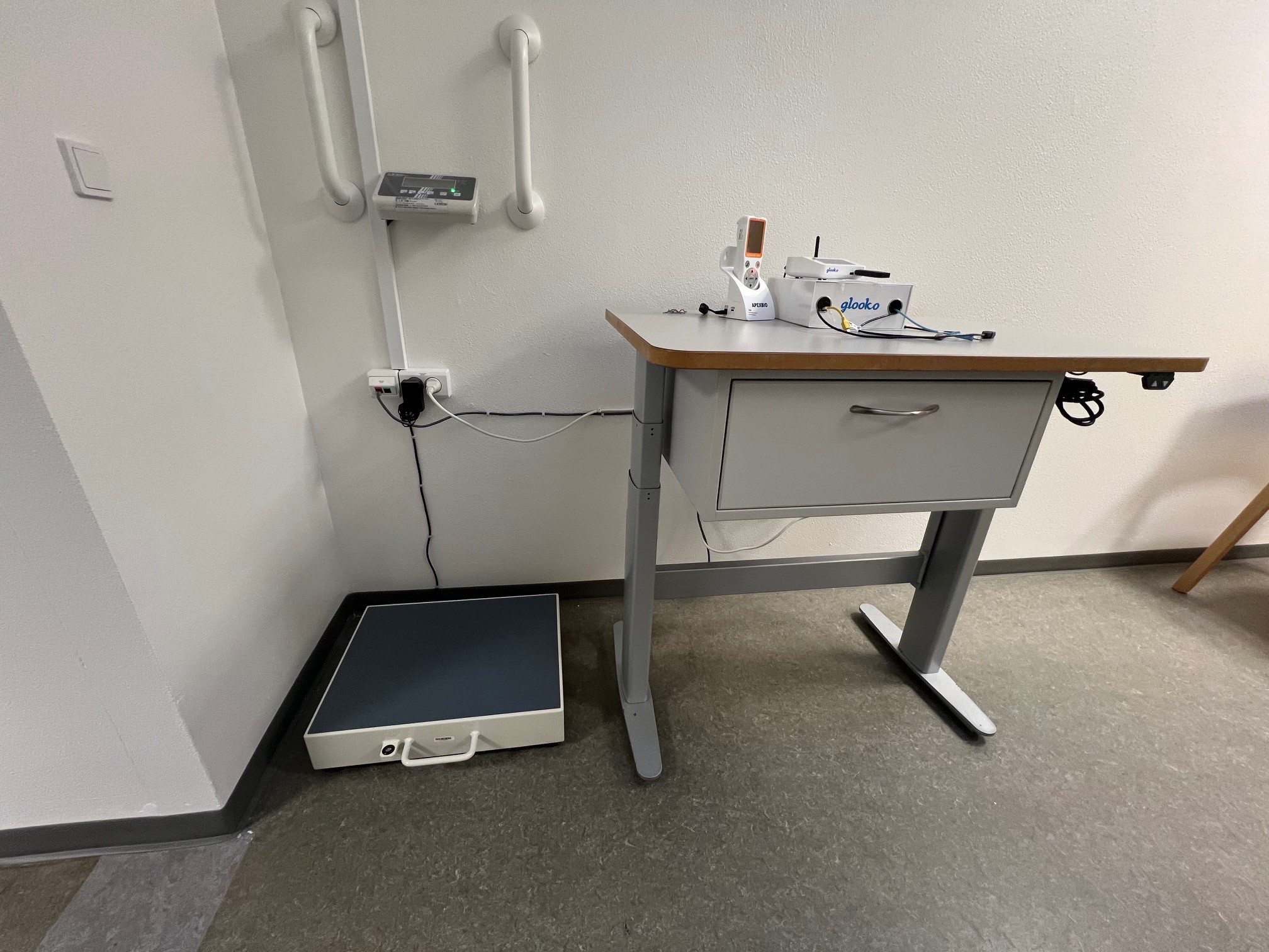 Når klienter skal vejes foregår det på en vægt, som er specialdesignet til mere vægt. 