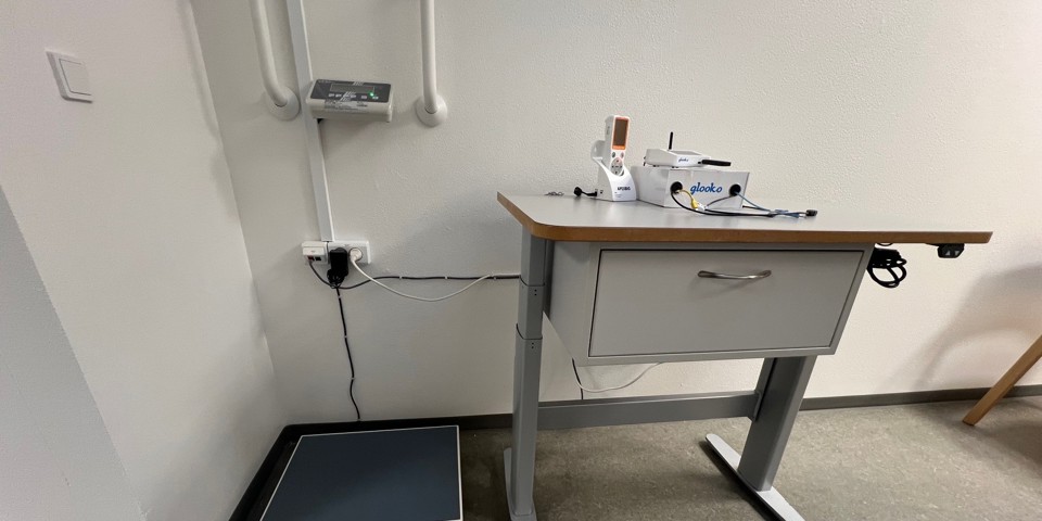 Når klienter skal vejes foregår det på en vægt, som er specialdesignet til mere vægt.