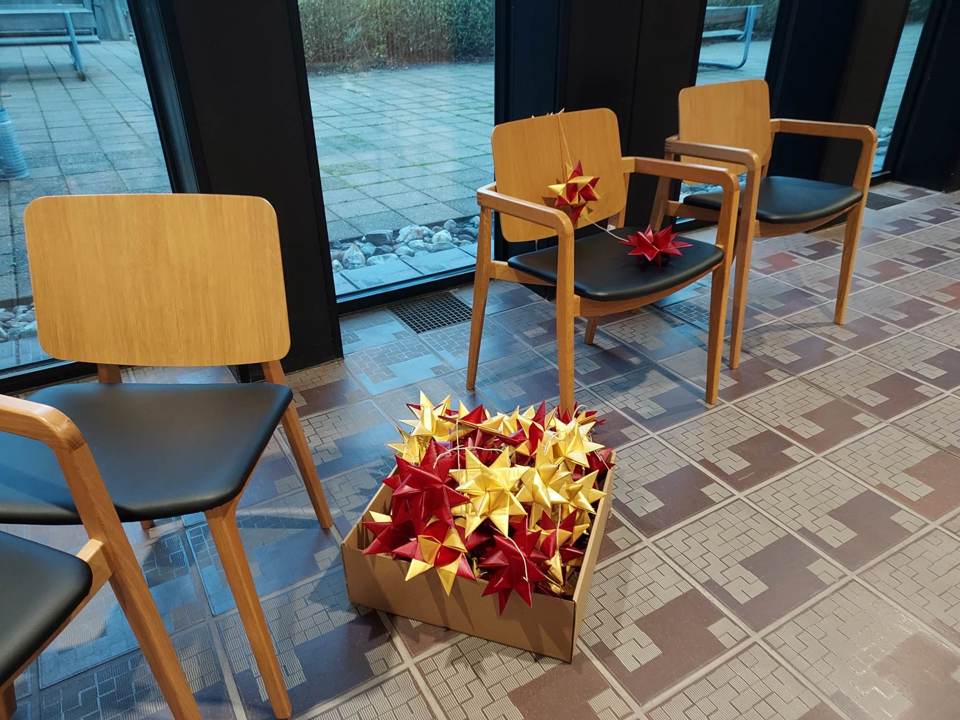 De frivillige i Sønderborg har pyntet alle vinduerne med Susannes stjerner