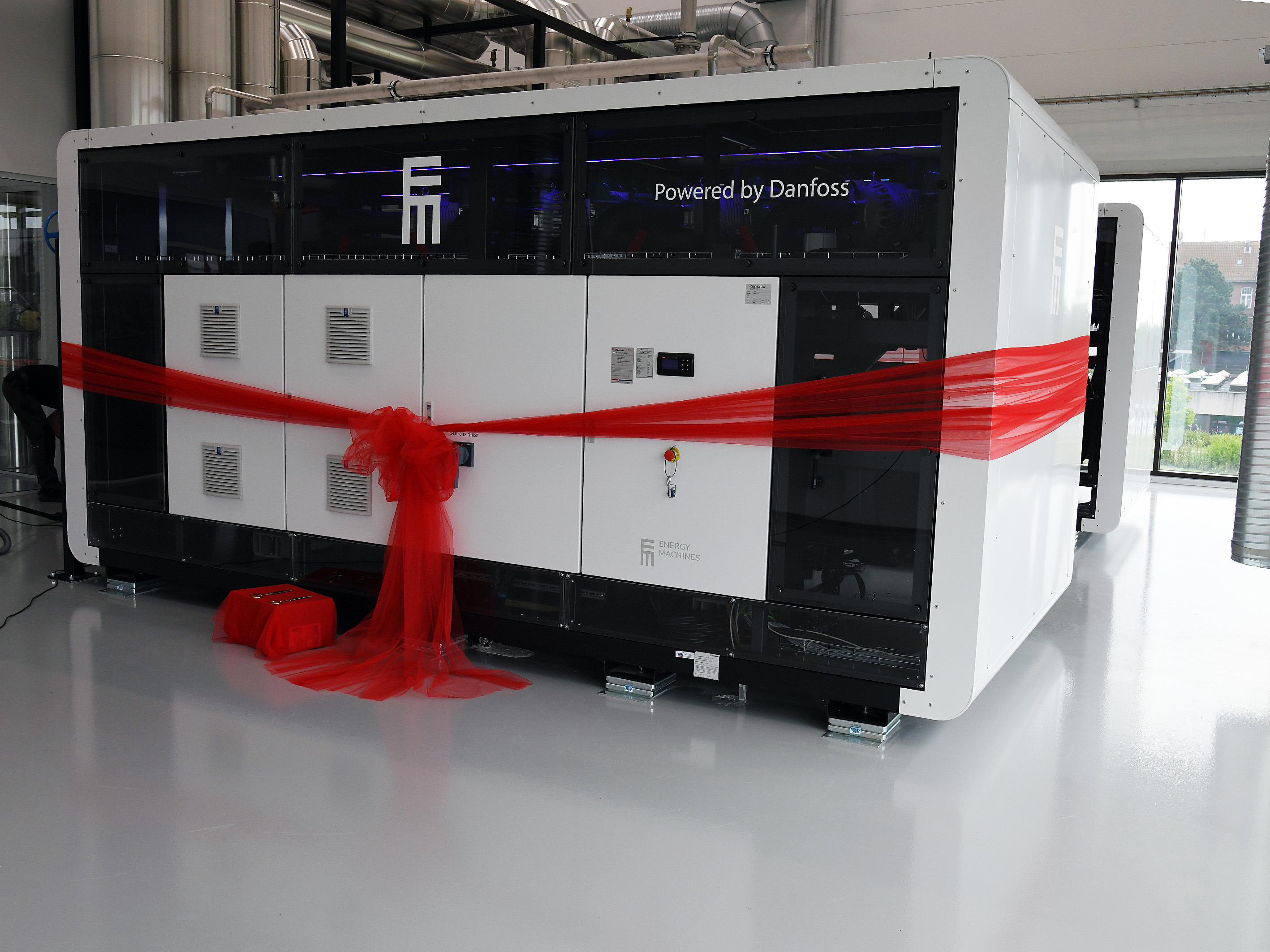 De nye varmepumper på Sygehus Sønderjylland i Sønderborg havde fået rød sløjfe på i dagens anledning - klar til indvielse.