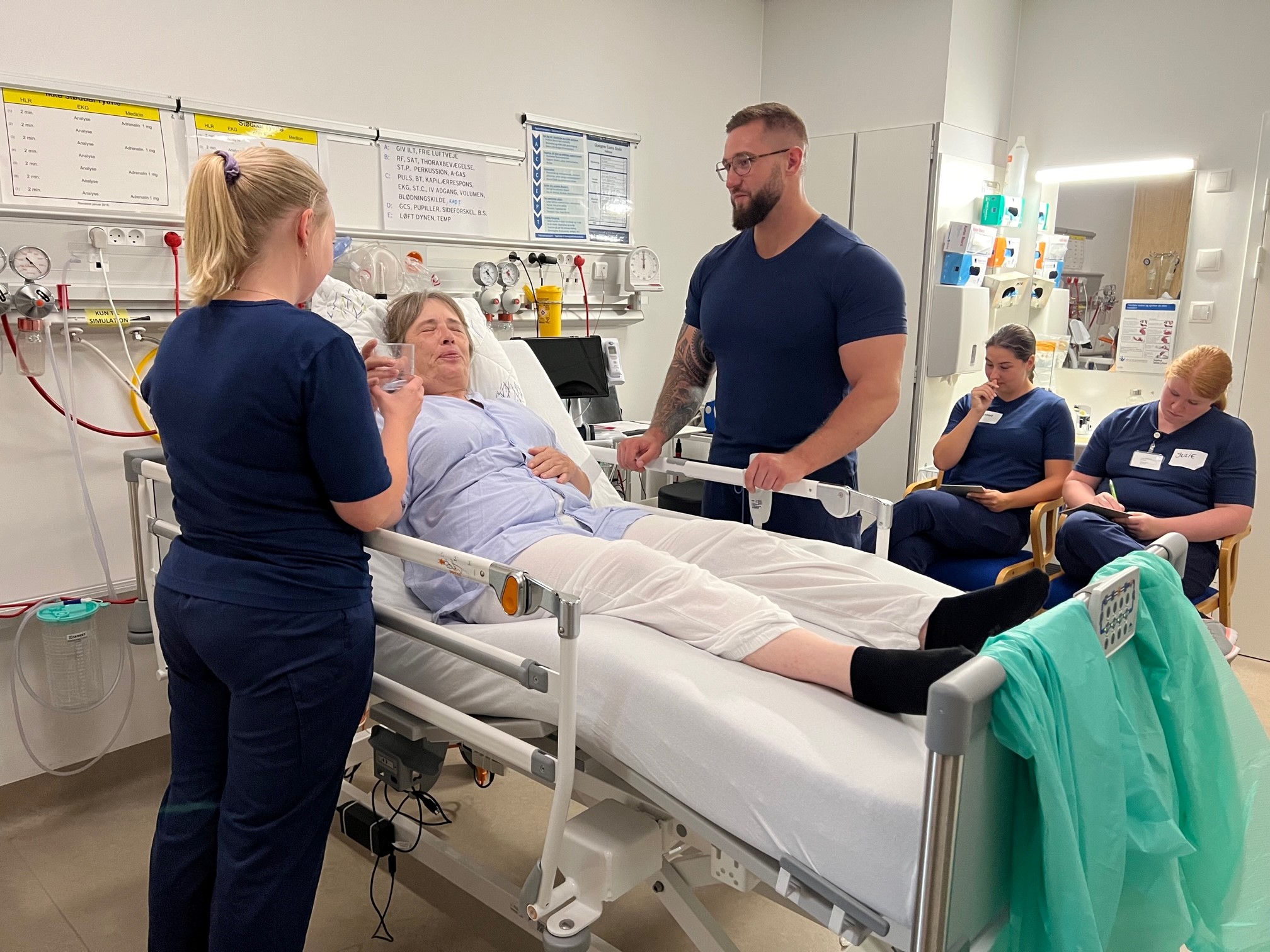 5 terapeuter i simulationsstuen: At arbejde i virkelighedstro scenarier giver dem mulighed for at øve sig i det, der er deres daglige arbejde. Her på stuen kan de fokusere på de praktiske færdigheder frem for den teoretiske viden. 