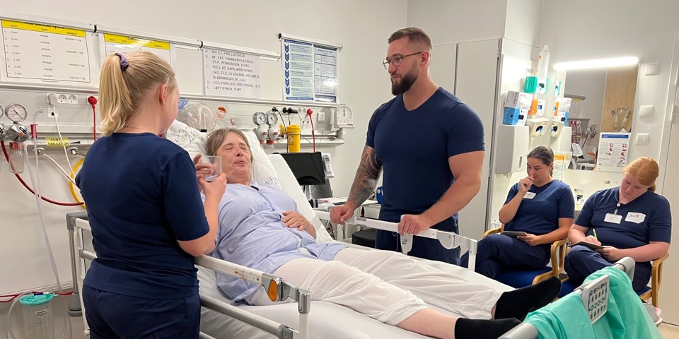 5 terapeuter i simulationsstuen: At arbejde i virkelighedstro scenarier giver dem mulighed for at øve sig i det, der er deres daglige arbejde. Her på stuen kan de fokusere på de praktiske færdigheder frem for den teoretiske viden.