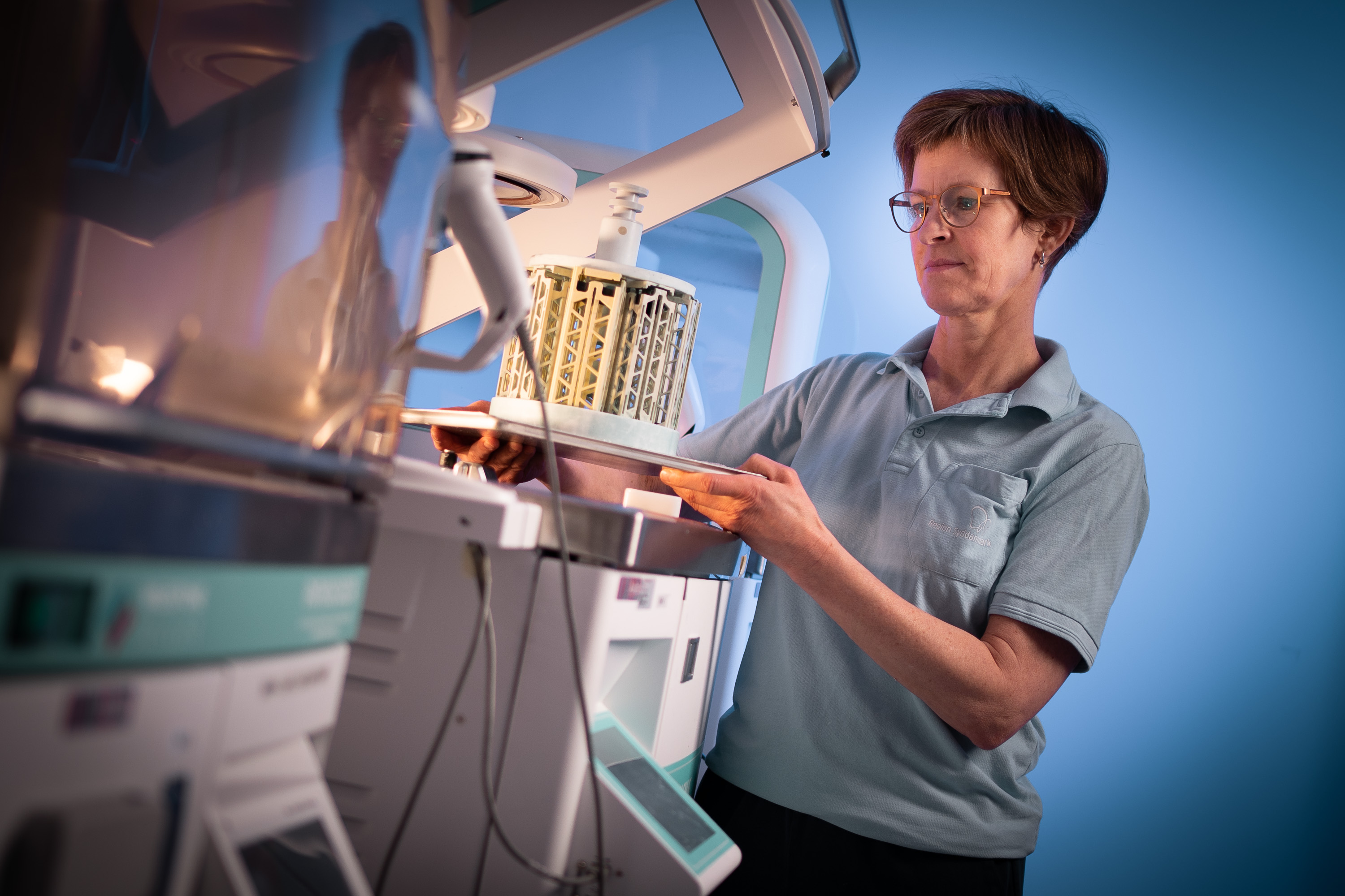 Trin 3: Prøver behandles kemisk således, at vandet i vævet fjernes og de kan indlejres i paraffin. 