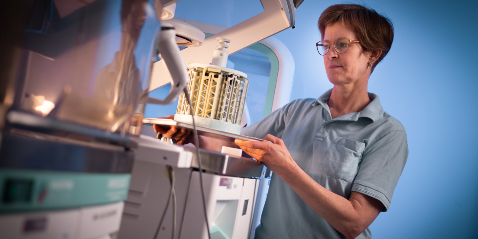 Trin 3: Prøver behandles kemisk således, at vandet i vævet fjernes og de kan indlejres i paraffin.