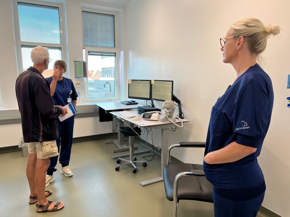 Personalet gav sig god tid til at snakke med de besøgende om evt problemer. Her er det i Søvnambulatoriet