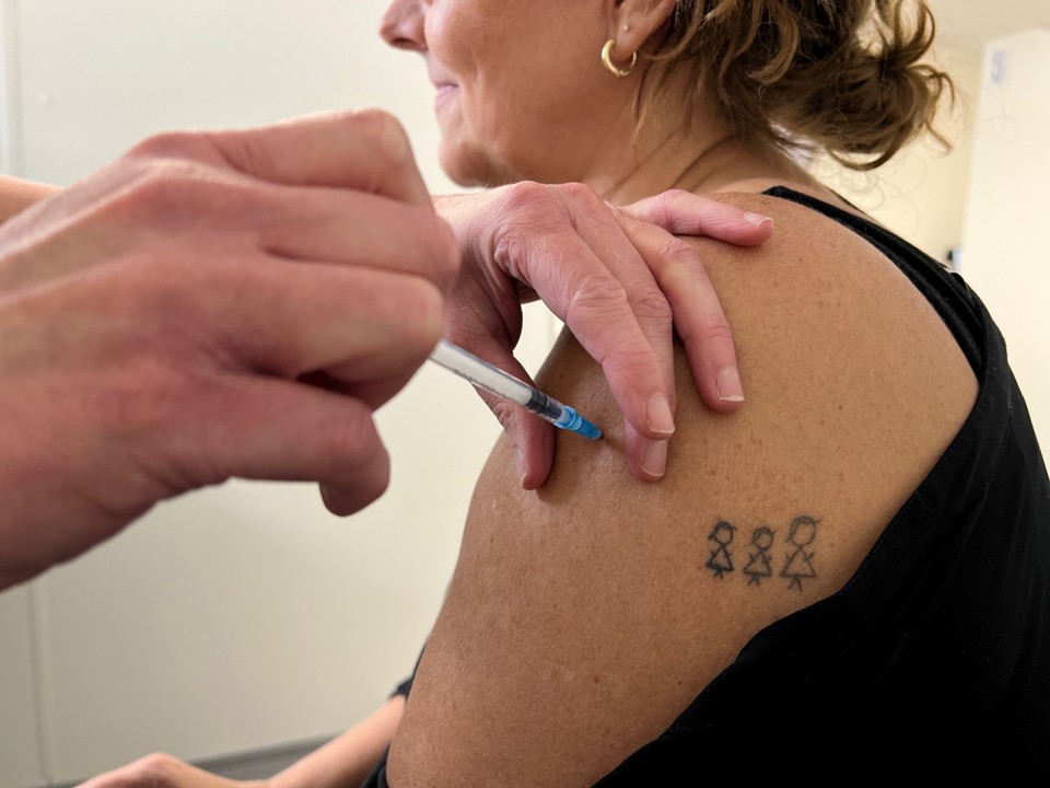 Nålen trækkes ud igen. Slut med denne arm.