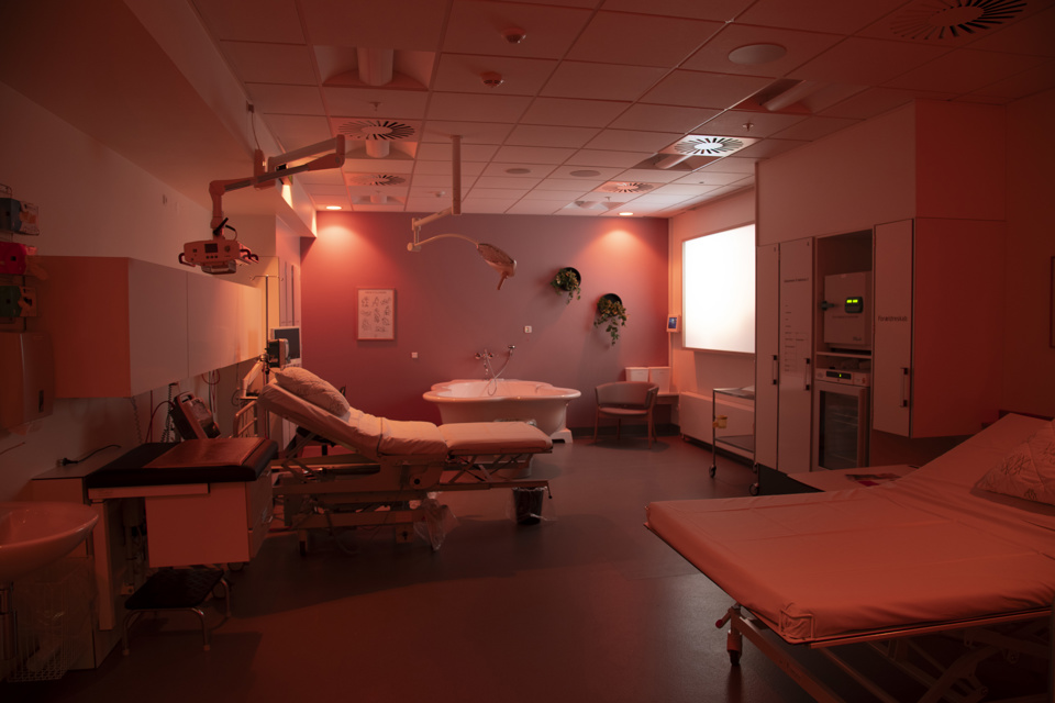 Sådan ser der ud på fødestuen. Den er udstyret med en sanseskærm med tilhørende lyd og lys.