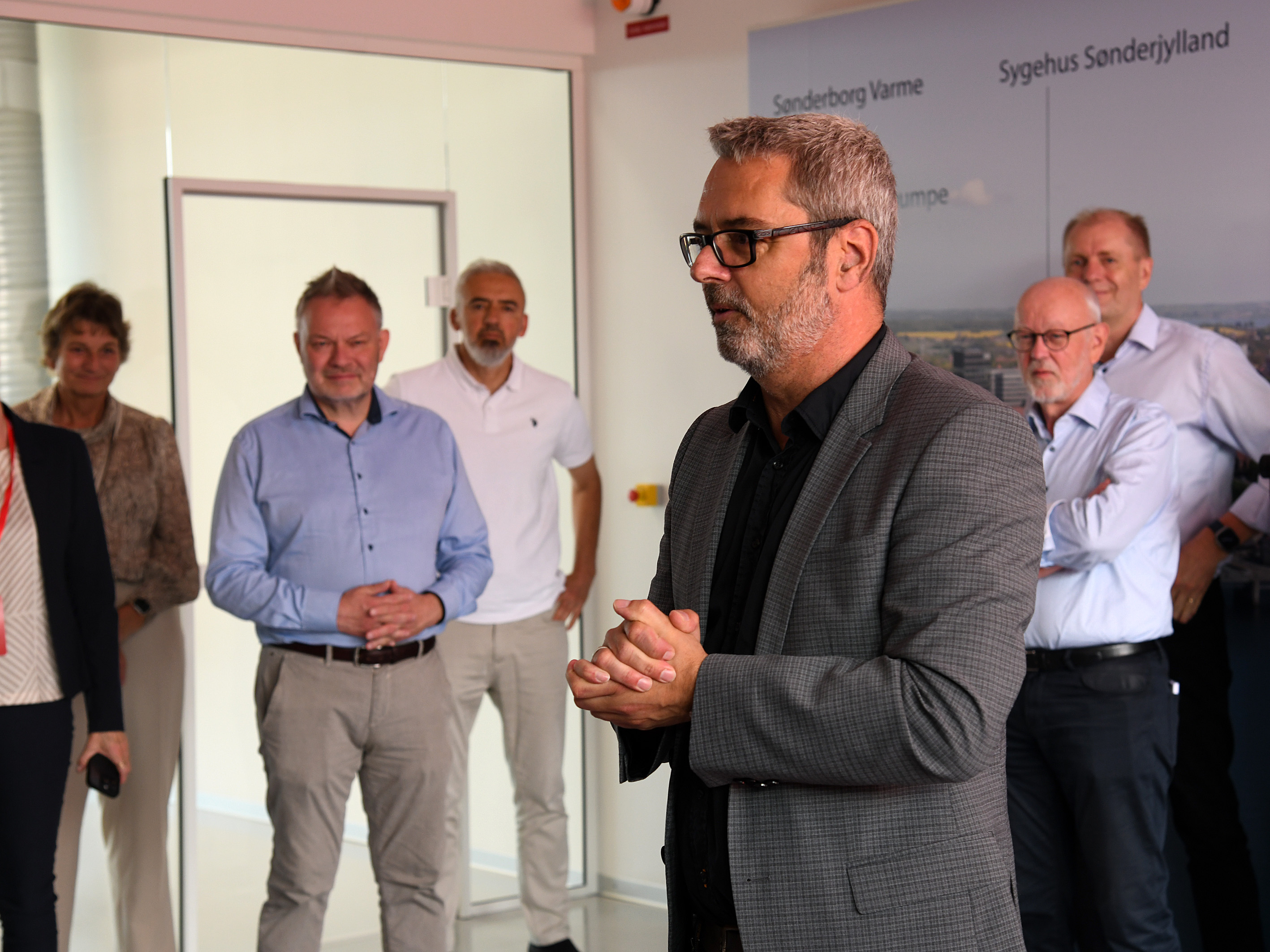 Adm. sygehusdirektør, Thue B. Hvorslev, holder tale ved indvielsen.