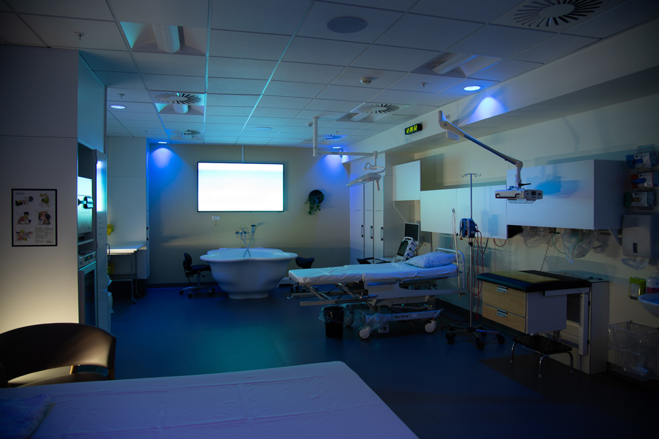 Sådan ser der ud på fødestuen. Den er udstyret med en sanseskærm med tilhørende lyd og lys.