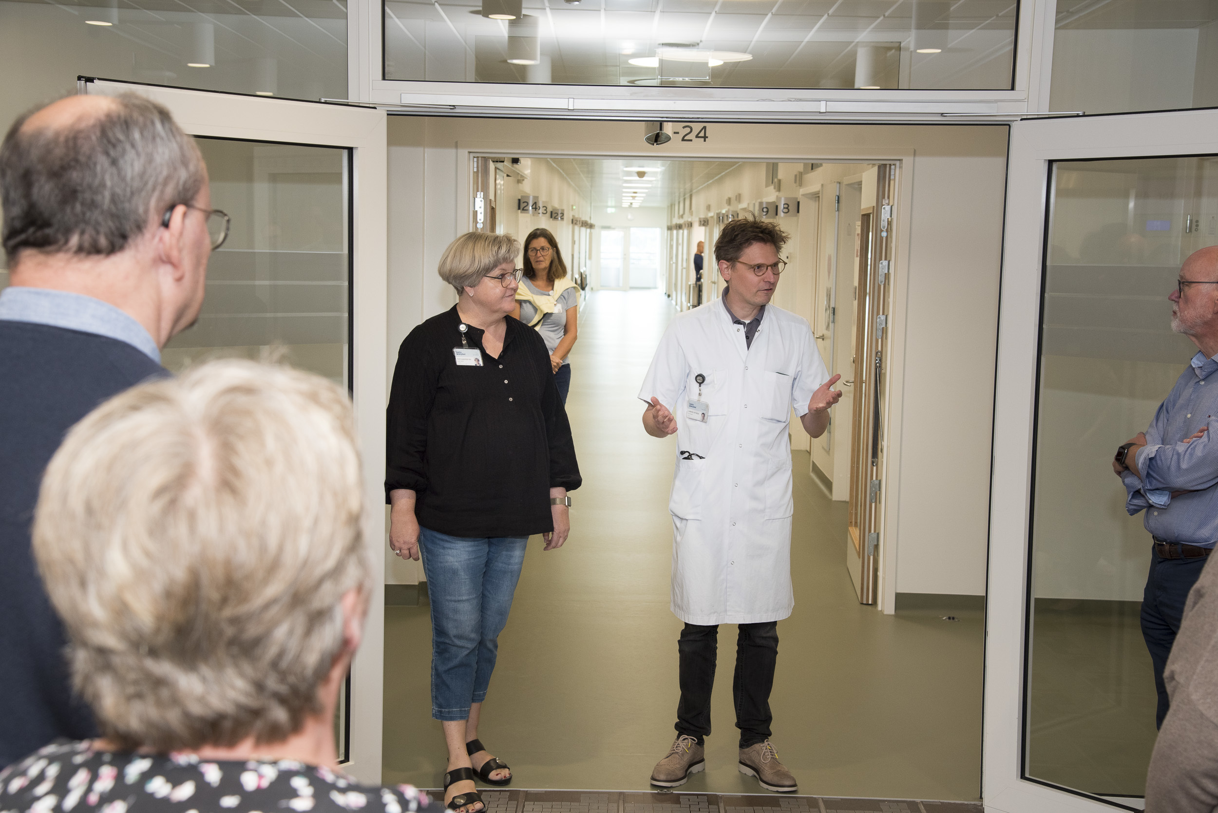 Afdelingssygeplejerske Anette Brink og ledende overlæge Frans Brandt Kristensen taler.