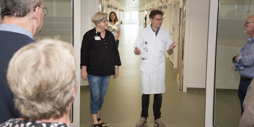 Afdelingssygeplejerske Anette Brink og ledende overlæge Frans Brandt Kristensen taler.