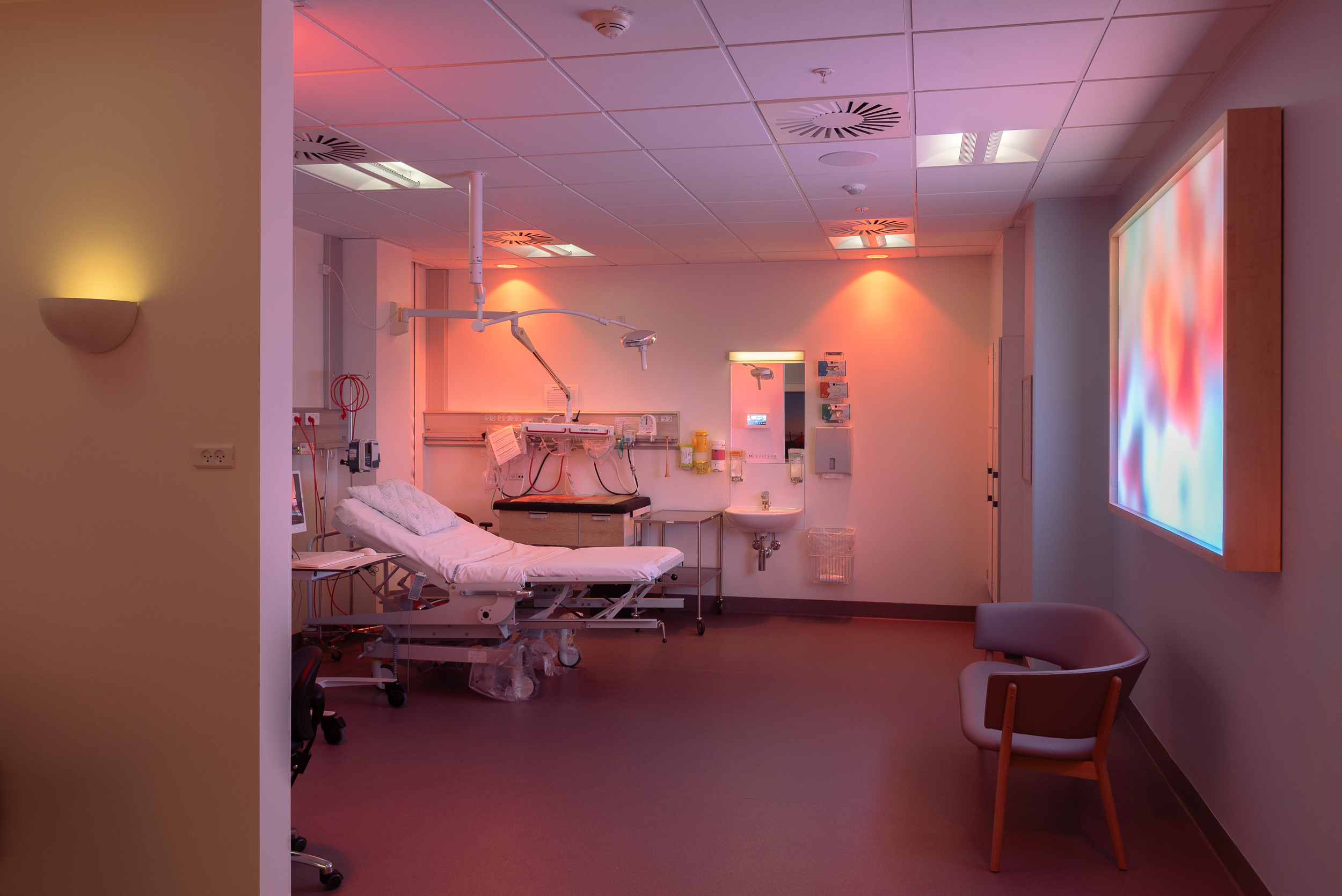 Sådan ser der ud på fødestuen. Den er udstyret med en sanseskærm med tilhørende lyd og lys.