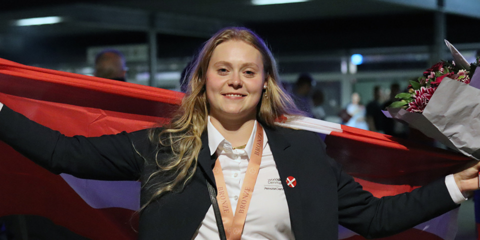 En glad og stolt Kaja med sin bronzemedalje