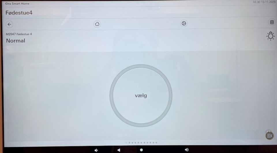 Ved tryk på scenariet vises en cirkel i stor størrelse. Tryk på Vælg i cirklen og lyset indstilles.