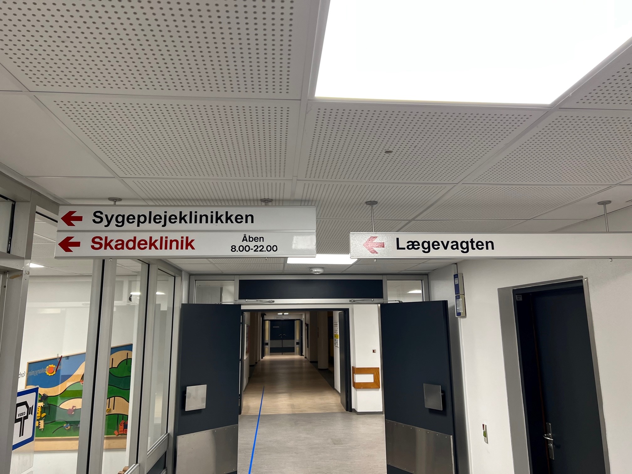 Skilte til Lægevagten, skadeklinikken og sygeplejeklinikken på sygehuset i Tønder. Fra 1. juni i år overtog skadeklinikken også lægevagtens opgaver fra 16-22 i hverdagene og i weekenderne.