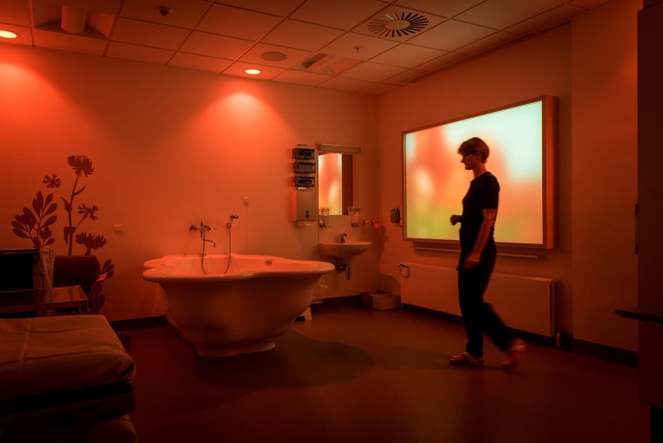 Sansfødestue med rødt lys og silhouet på Sygehus Sønderjylland