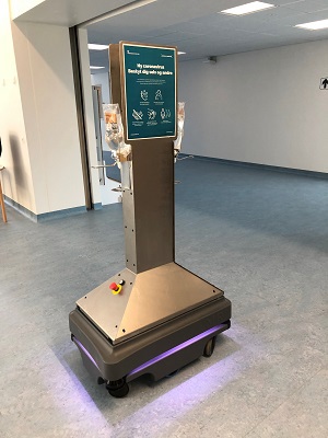 Robotten ‘E’ Spritte’, der uddeler håndsprit til besøgende på sygehuset i Aabenraa