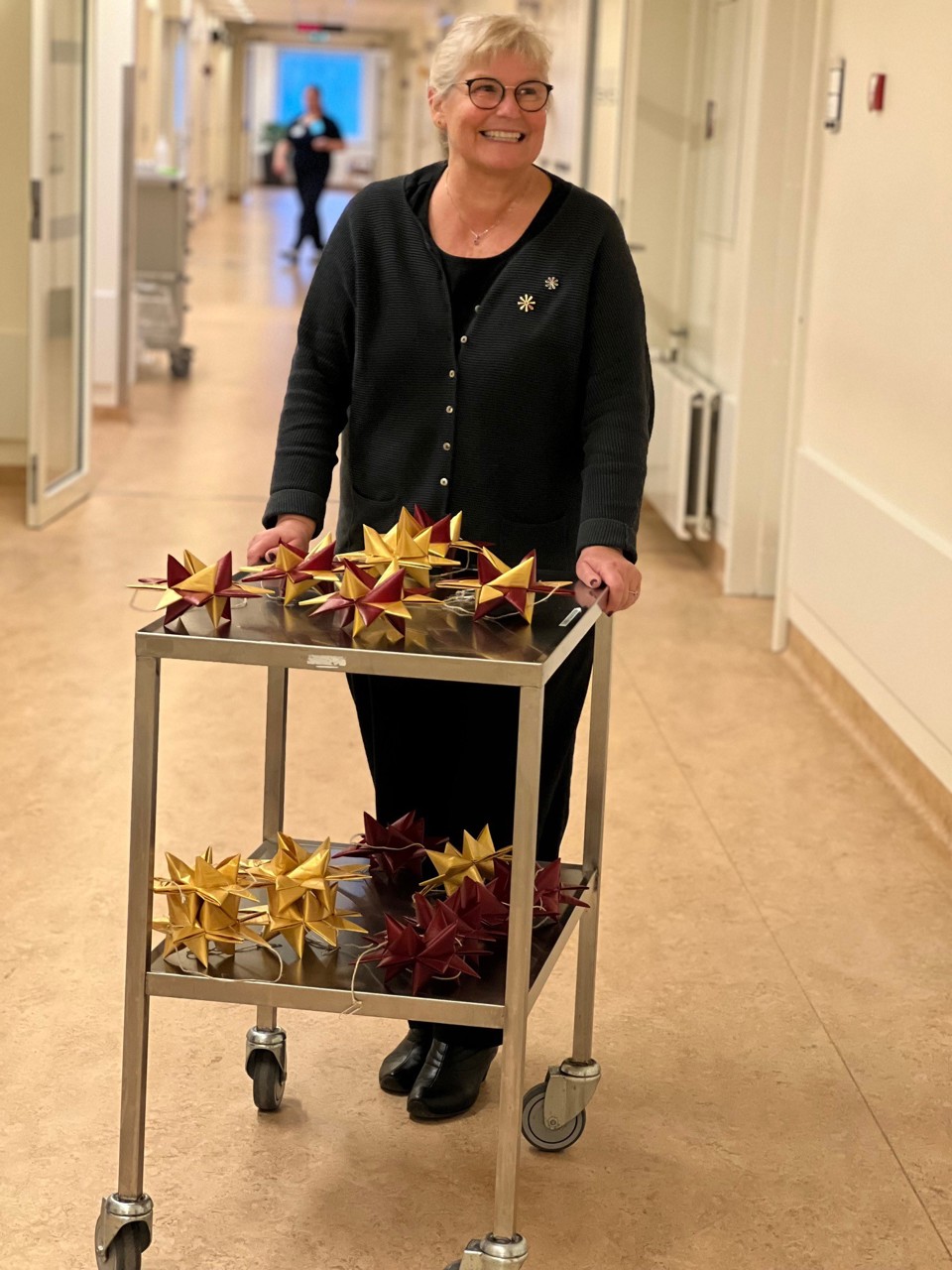 Det er Susanne Pedersen, som er initiativtager til at flette og aflevere stjernerne på Sygehus Sønderjylland