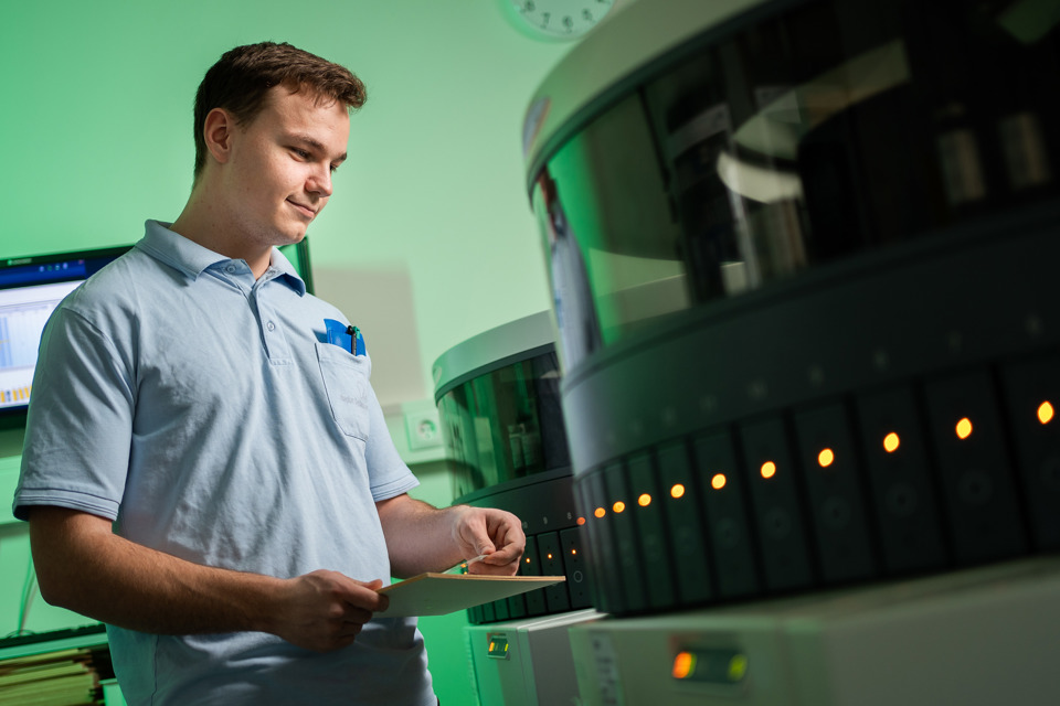 Trin 6: I sjældne tilfælde har vi brug for at give hurtigt svar (½ time) og så kommes vævet ikke i paraffin,