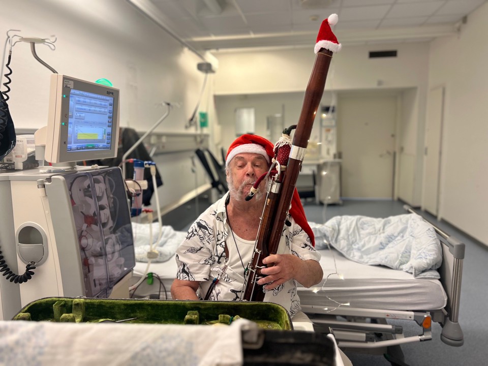 Bo Lykke Jørgensen sidder på sengen med sin fagot. På stue 1 ligger han nu helt for sig selv, han får sin behandling, og samtidig gør han det, han elsker mest … spiller musik. For fagotten er nu hans tro følgesvend, hver gang han skal i dialyse. 