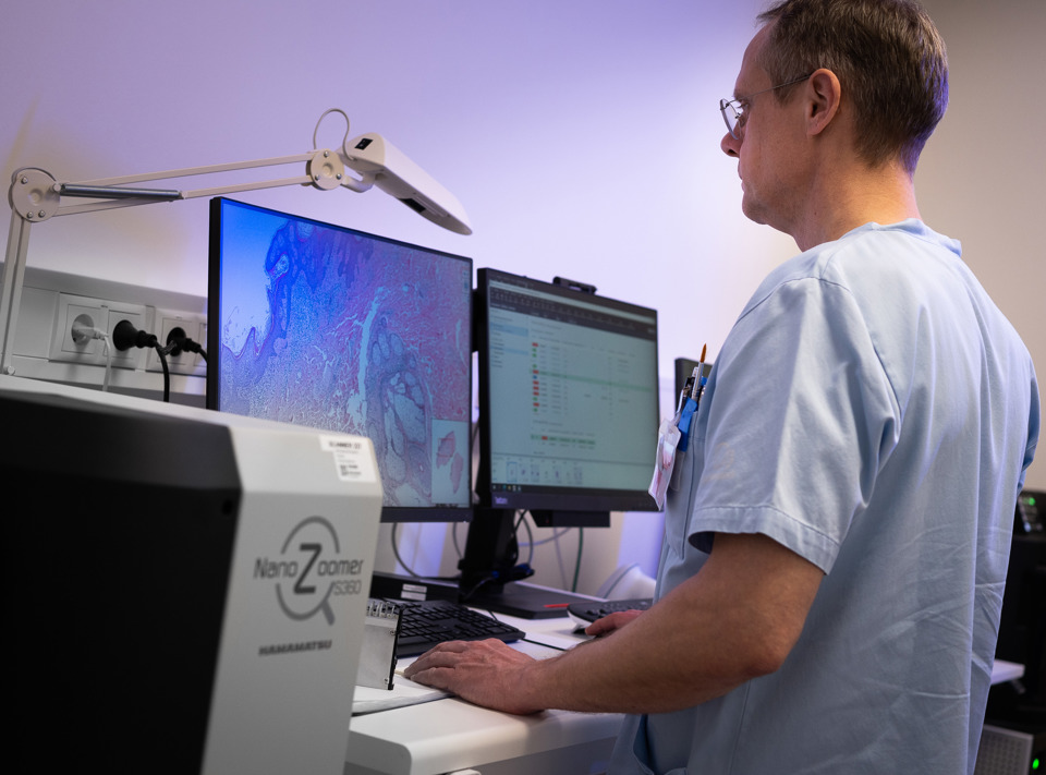 Trin 8: Prøveglassene vurderes ikke længere i mikroskop, men indscannes digitalt så de kan ses på computerskærm.