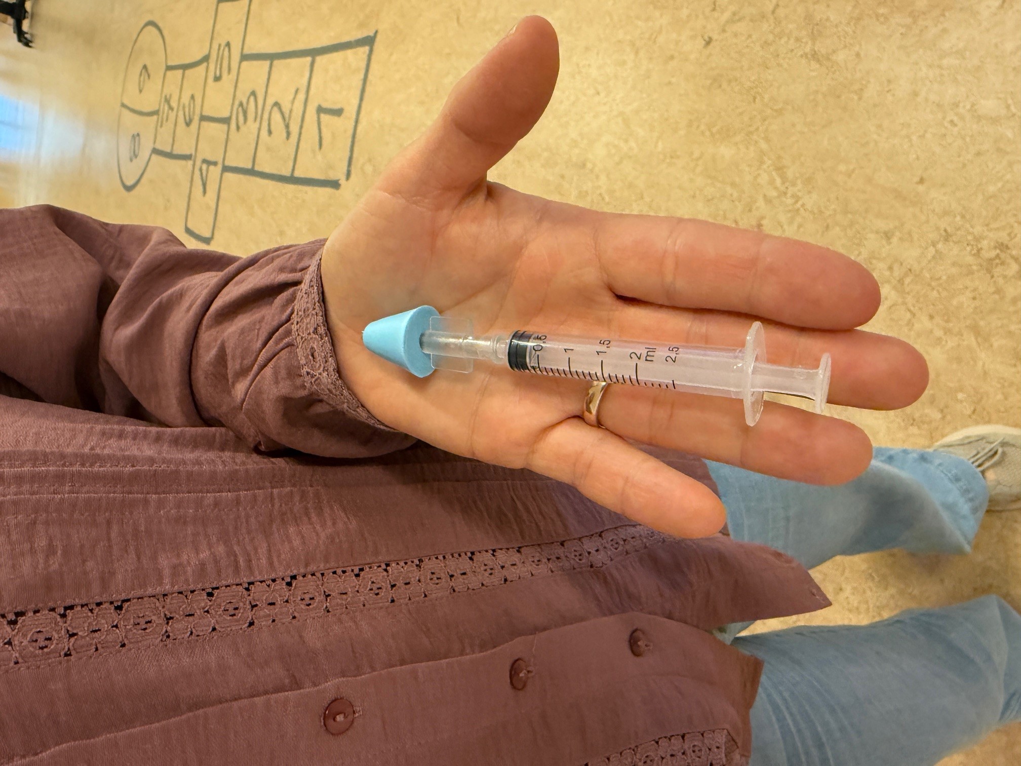 Det er ikke en næsespray, som man normalt kender det-  men mere en næse-sprøjte. 