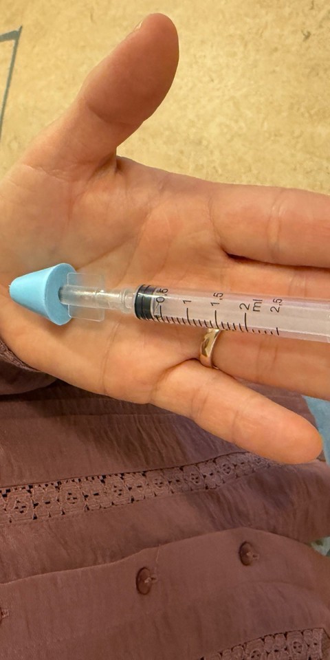 Det er ikke en næsespray, som man normalt kender det-  men mere en næse-sprøjte.