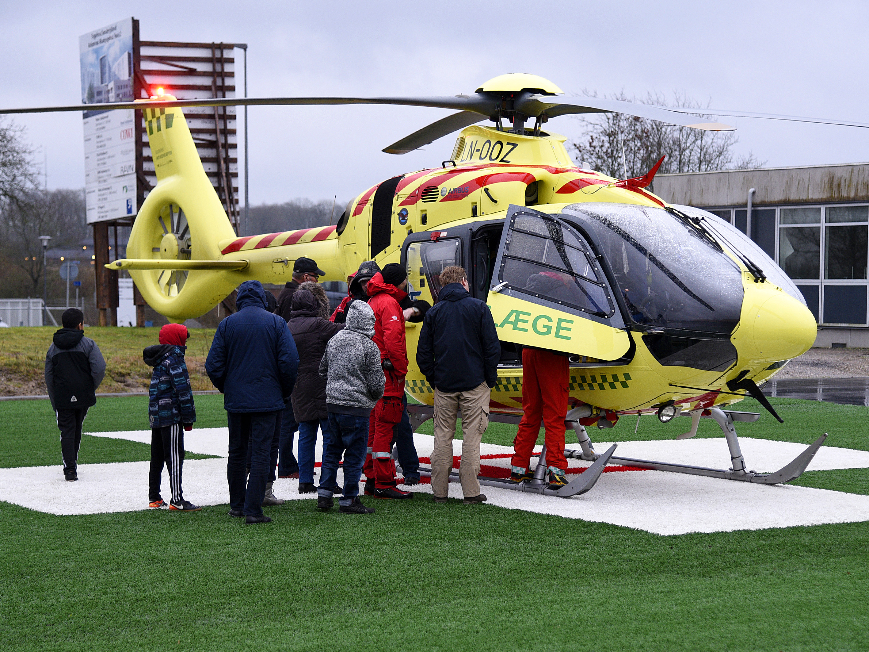 Gæster besøger den sønderjyske redningshelikopter.