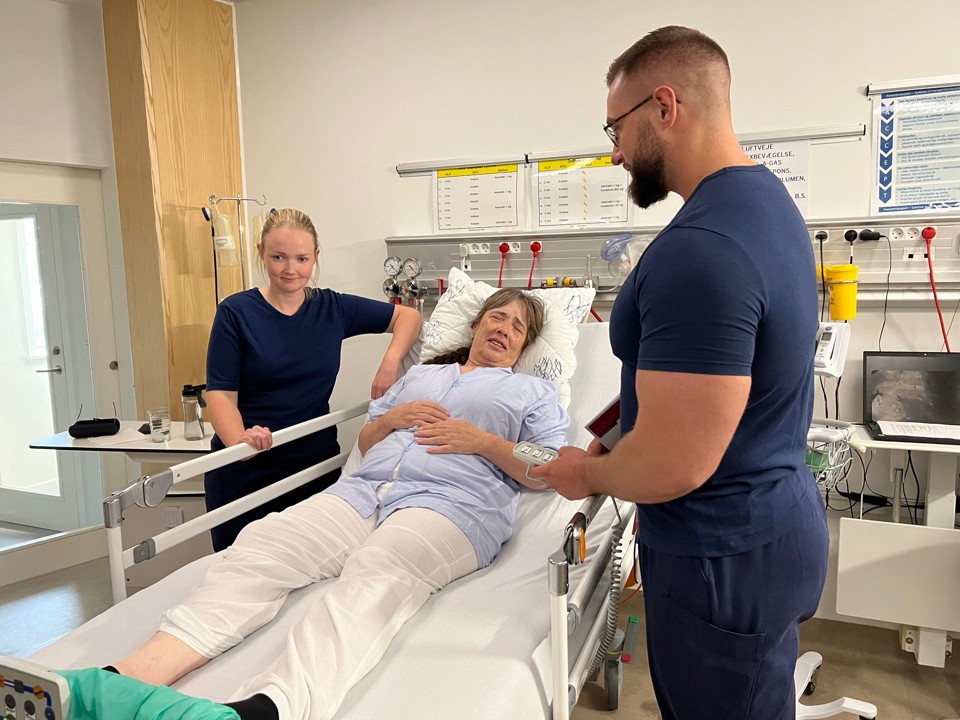 Fysioterapeut Michael og ergoterapeut Christina står bøjet over en patient, som netop er blevet hofteopereret. Hun har store smerter. De to er i gang med en førstegangs mobilisering.