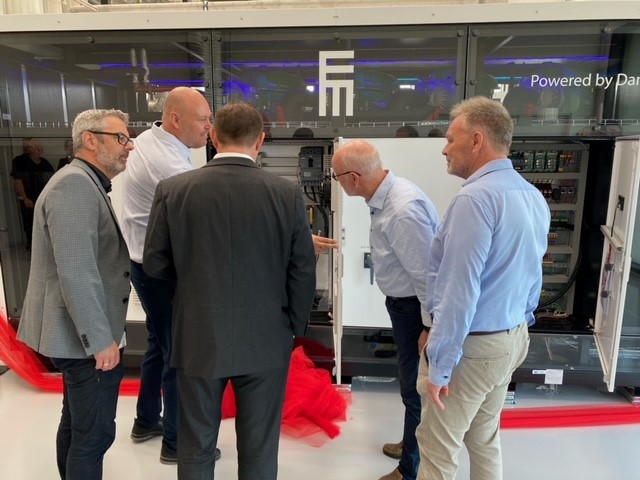 De nye varmepumper blev inspiceret med interesse af dagens talere.