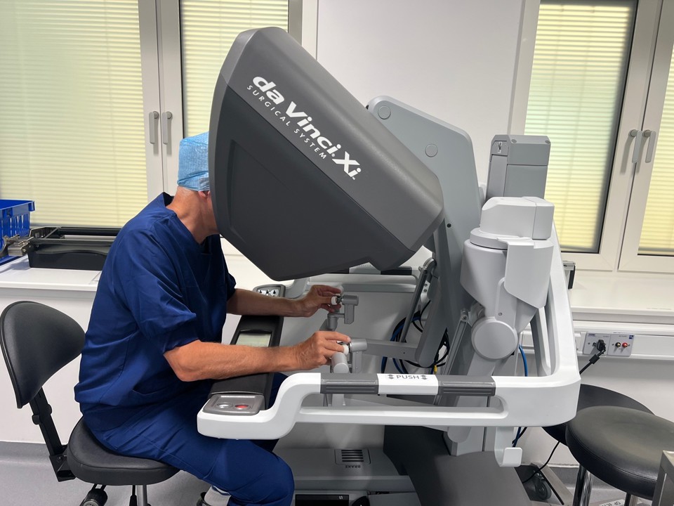 Overlæge Michael Festersen ved Da Vinci robotten