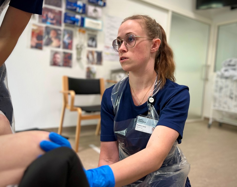 Fysioterapeut Anita Johansen træner med patient på Intensivafdelingen. Det er træning som denne, fysioterapeut Dorthe Mailand Højer omtaler.