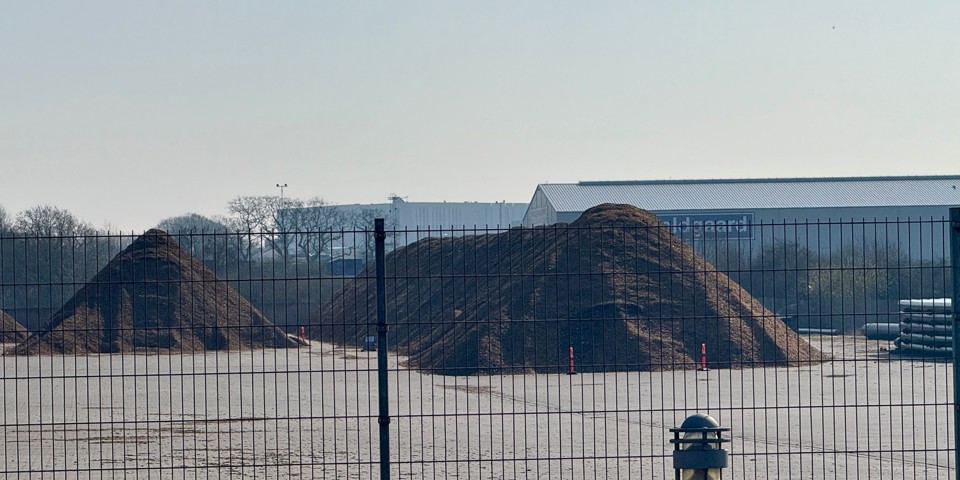 Flisbunkerne ved Aabenraa Fjernvarme med Sygehus Sønderjylland i baggrunden.