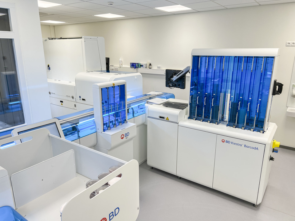 Det højteknologiske podnings- og analysesystem til bakteriologiske analyser, som findes i afdelingen for Mikrobiologi.