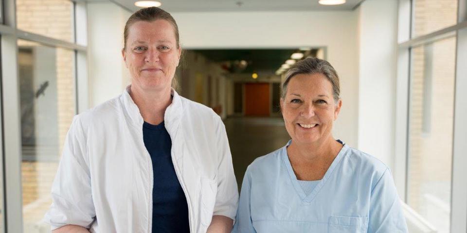 Hygiejnesygeplejerskerne Gitte Lund Hansen (tv.) og Tine Gerts (th.) har været med til at undervise afdelingerne.