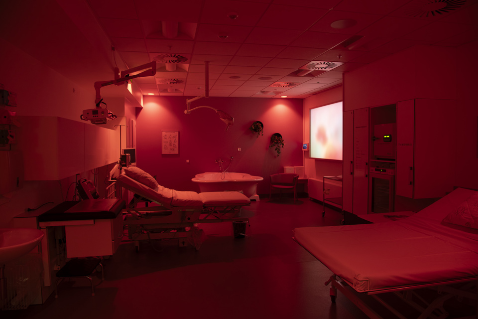 Sådan ser der ud på fødestuen. Den er udstyret med en sanseskærm med tilhørende lyd og lys.