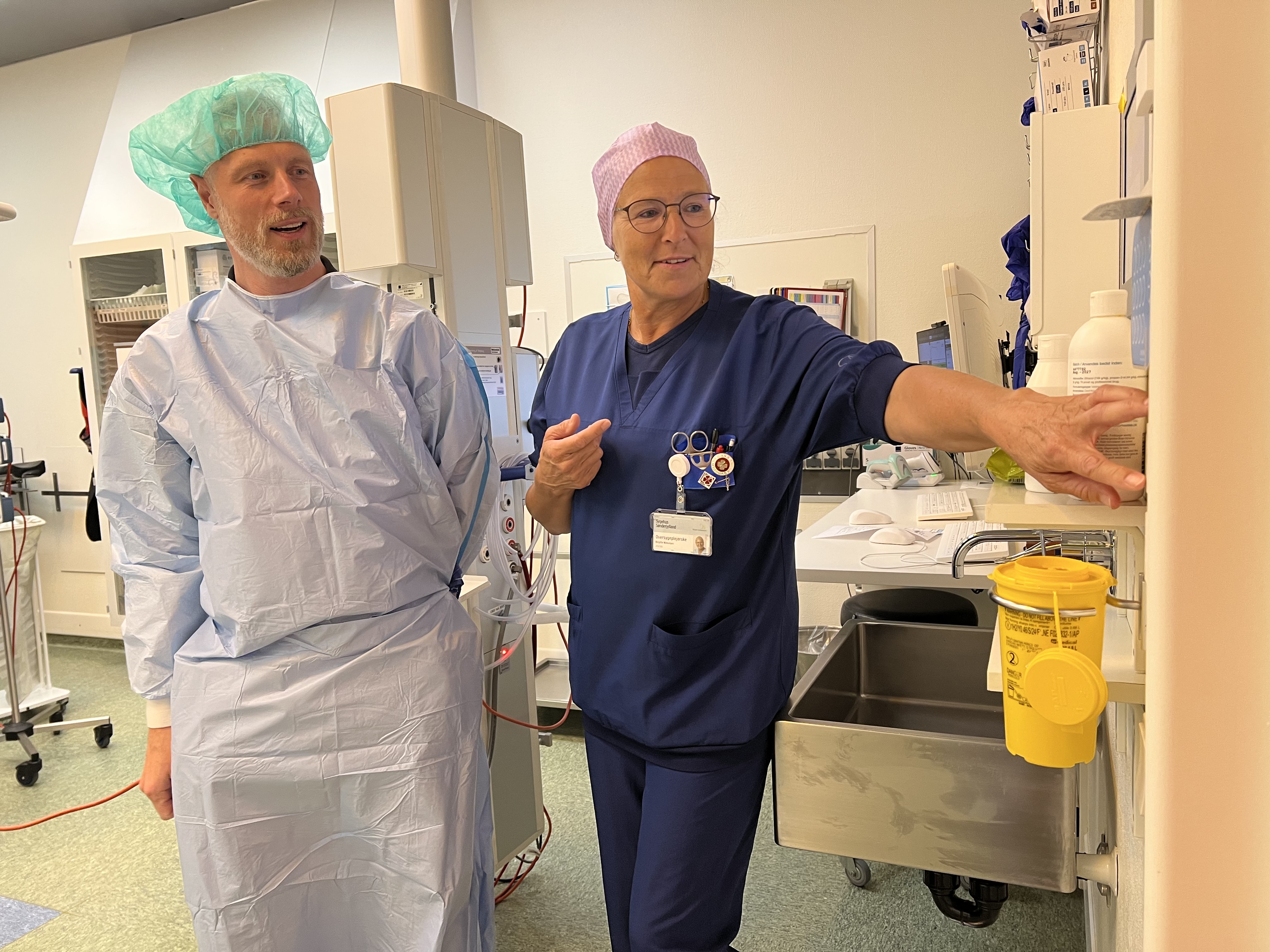 Grønt lys, rødt lys, blødt lys, skarpt lys. Der er nu en indstilling til hver en tænkelig arbejds- og patientsituation på operationsstuerne på akutsygehuset i Aabenraa. Det har givet bedre arbejdsvilkår for personalet på operationsstuerne, fortæller oversygeplejerske Birgitte Mikkelsen. Og det har været en spændende faglig udfordring for elektriker Martin Windfeld-Hansen fra Teknisk Afdeling.