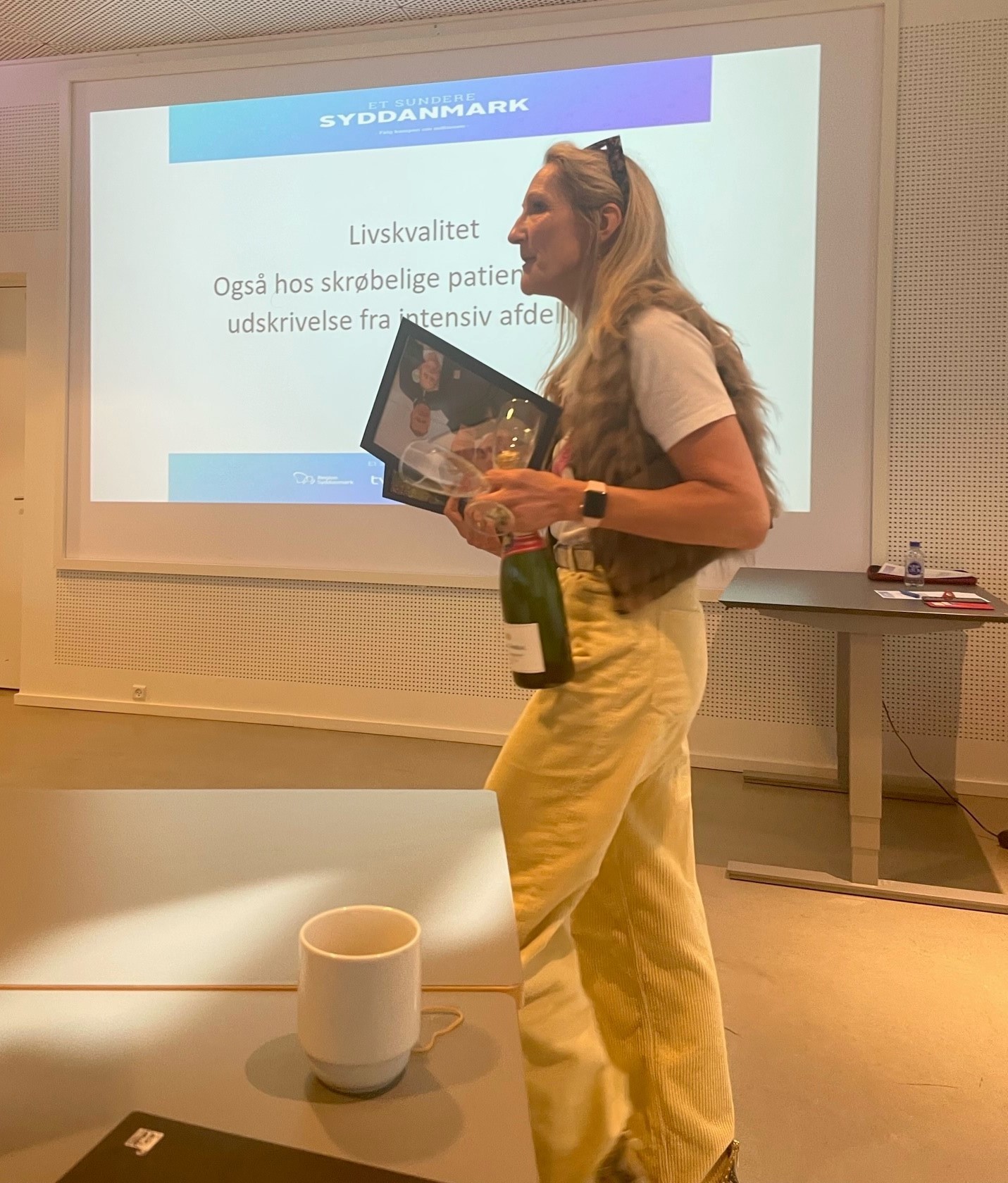 Gunhild Kjærgaard-Andersen holder foredrag for gymnasieelever