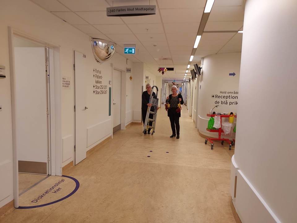Susanne Pedersen er stolt og glad for, at hun og de flittige damer fra Nr. Hostrup har julepyntet Sygehus Sønderjylland i år