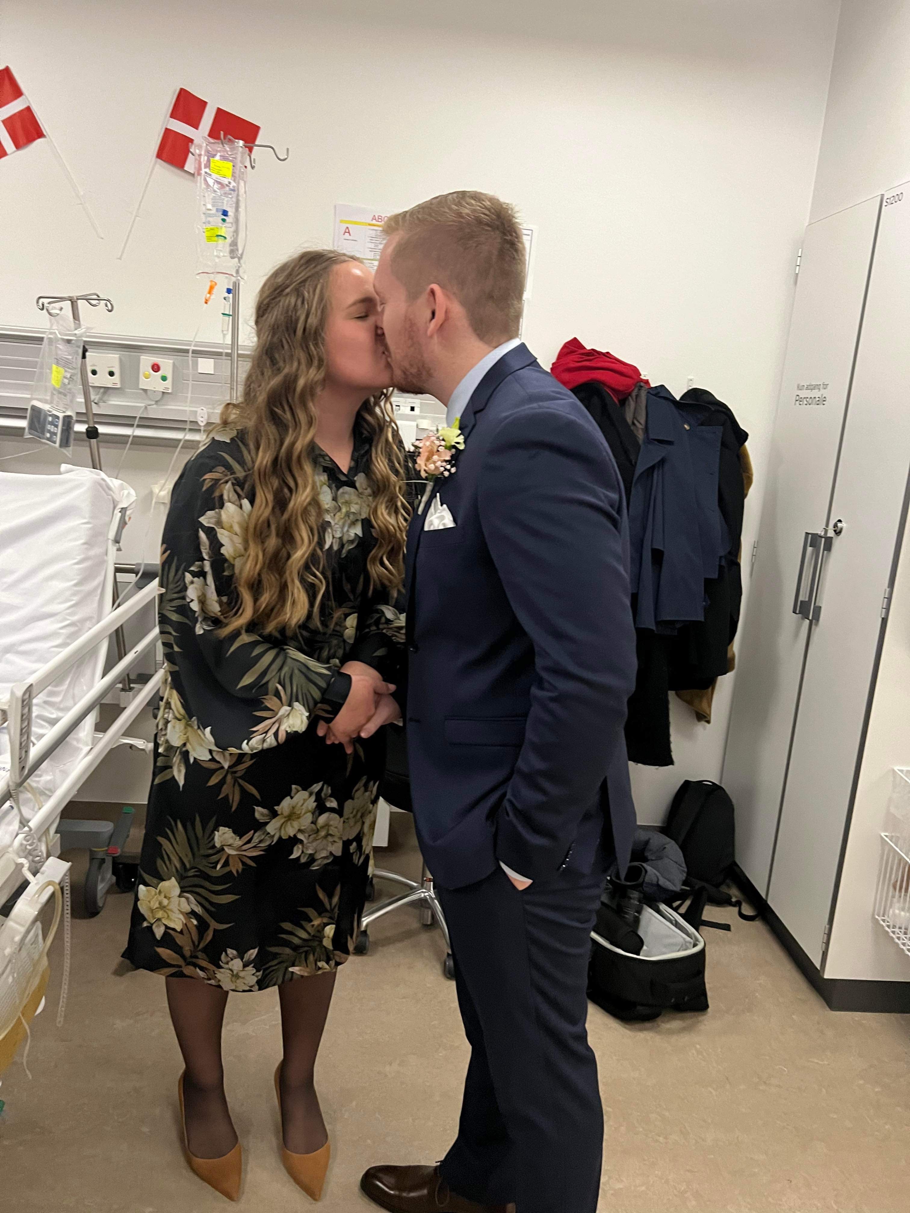 Nicklas Nyland Kristensen og Cecilie Klaaby besluttede, at sige JA til hinanden midt blandt gæster og hospitalsudstyr. 