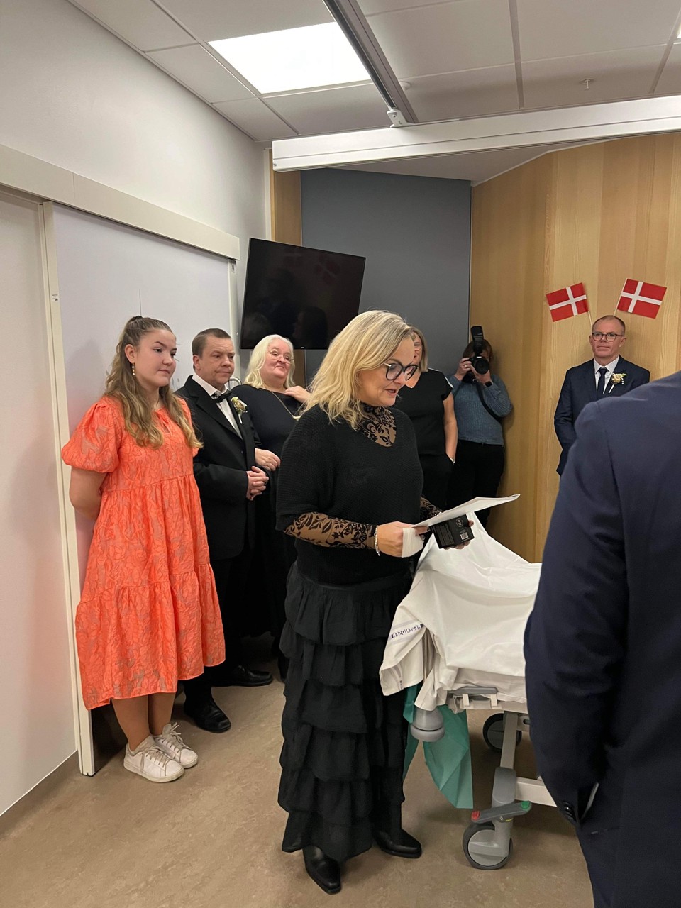 Nicklas Nyland Kristensen og Cecilie Klaaby besluttede, at sige JA til hinanden midt blandt gæster og hospitalsudstyr. 