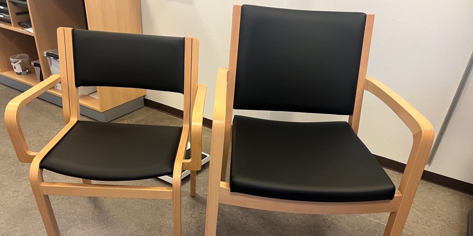 På Klinikken er en speciel stol, som er større end almindelige stole.